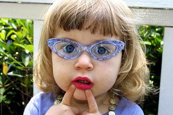 My pre-schooler stutters and has problems with speech sounds: which one should I treat first?
